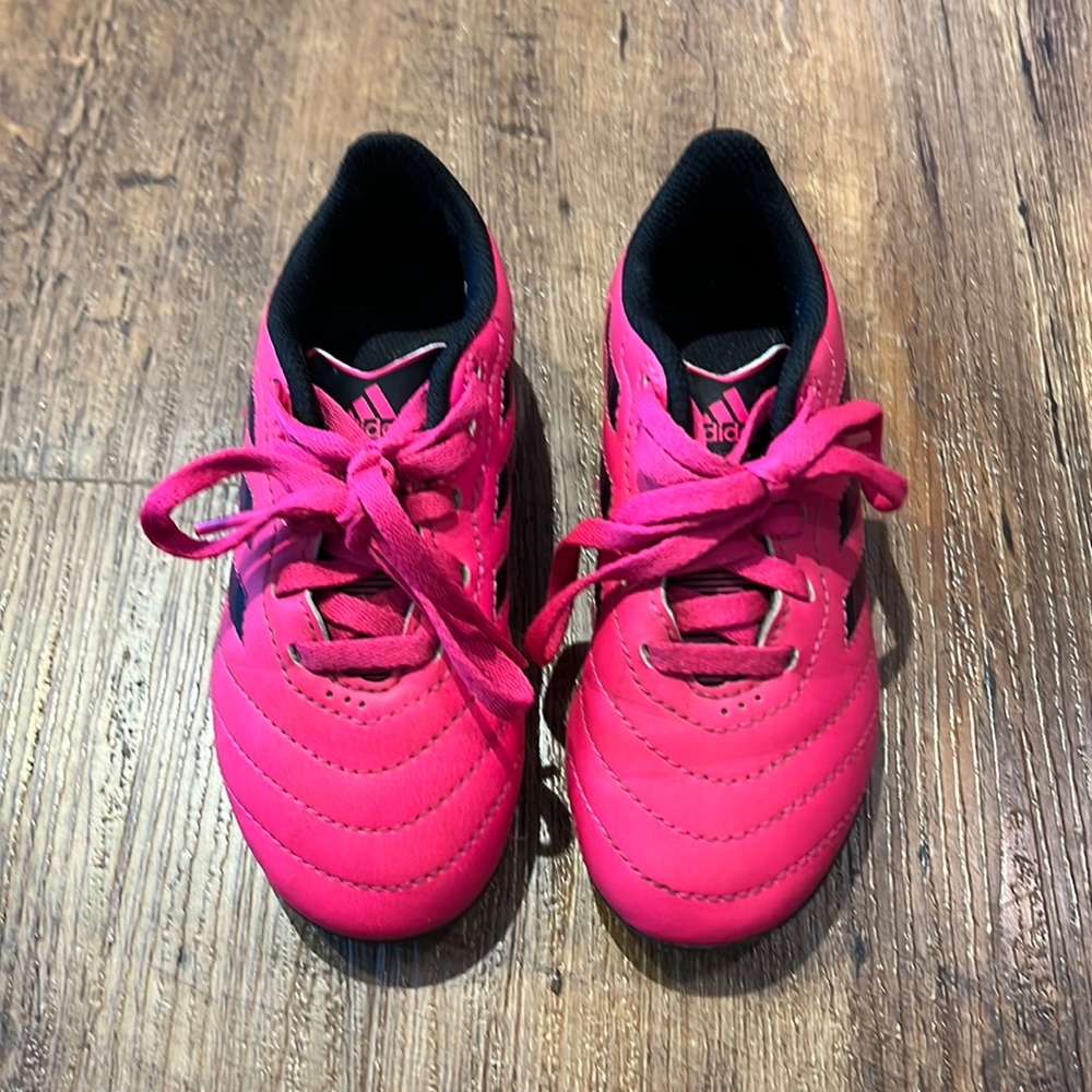Adidas hot pink soccer cleats